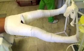 beautiful-young-babe-gets-her-sexy-long-legs-set-in-cast