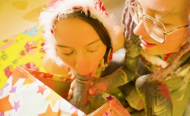 Anuskatzz And Stacy Bloom's Christmas Threesome