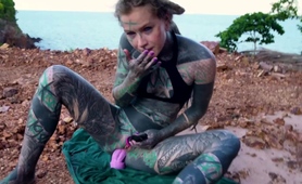 Anuskatzz fucks her ass in public with a big toy