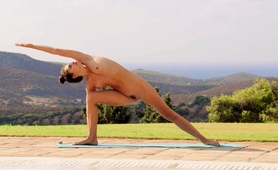 sexy-teen-starts-her-mornings-with-a-nude-yoga-routine